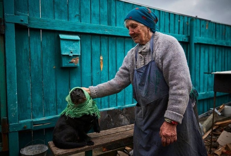 На Київщині бабуся під час обстрілів закривала хусткою вуха собаці