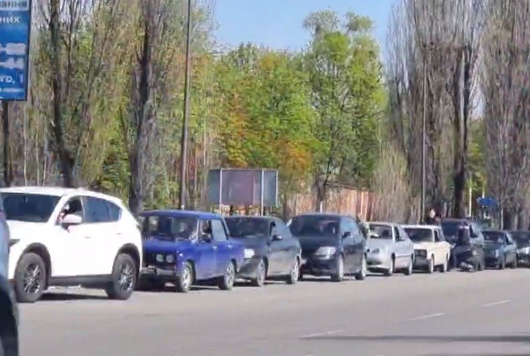 Бої за паливо: в Києві величезні черги, виникають конфлікти (ВІДЕО)