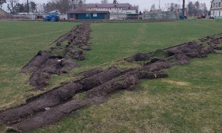 У Бородянці окупанти виорали на стадіоні фашистський символ, а бліндаж накривали штучним газоном