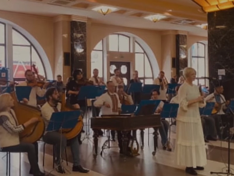 “Ледве дограла”: ONUKA з оркестром виступили на київському вокзалі (ВІДЕО)