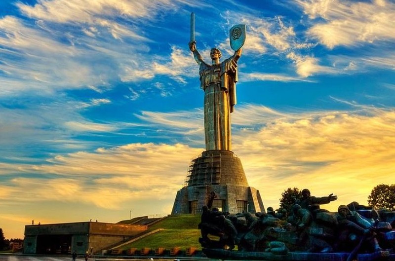 Приголомшливий символізм: у мережі порівняли монументи Батьківщині-матері росії та України