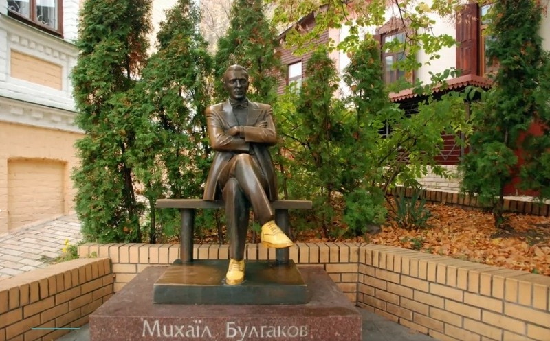 Пам’ятник Булгакову: відомий активіст закликав очистити Київ “від імперської кіптяви”