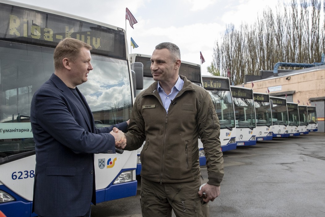 Статья Рига подарувала Києву 11 сучасних автобусів Mercedes з принтом муралу (ФОТО) Утренний город. Киев