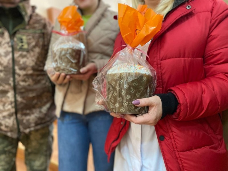 В київських лікарнях сьогодні роздавали паски (ФОТО)