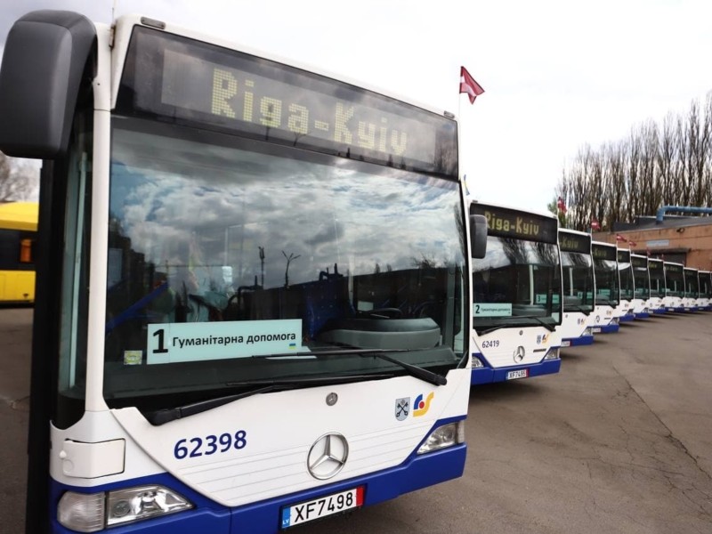 Рига подарувала Києву 11 сучасних автобусів Mercedes з принтом муралу (ФОТО)