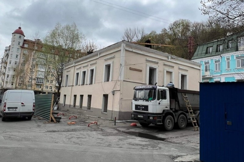 У Києві почали зносити ще одну будівлю комплексу в Цимлянському провулку
