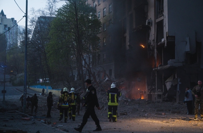 Обстріл Києва: рятувальники витягли з-під завалів тіло загиблого