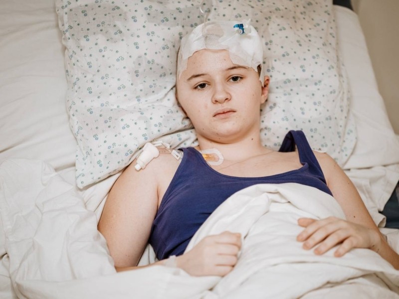 Лікарі «Охматдит» дістали уламок снаряда з голови 13-річної дівчинки