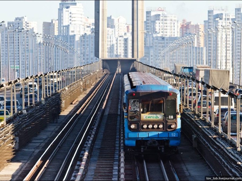 Столичне метро відновило сполучення через Південний міст