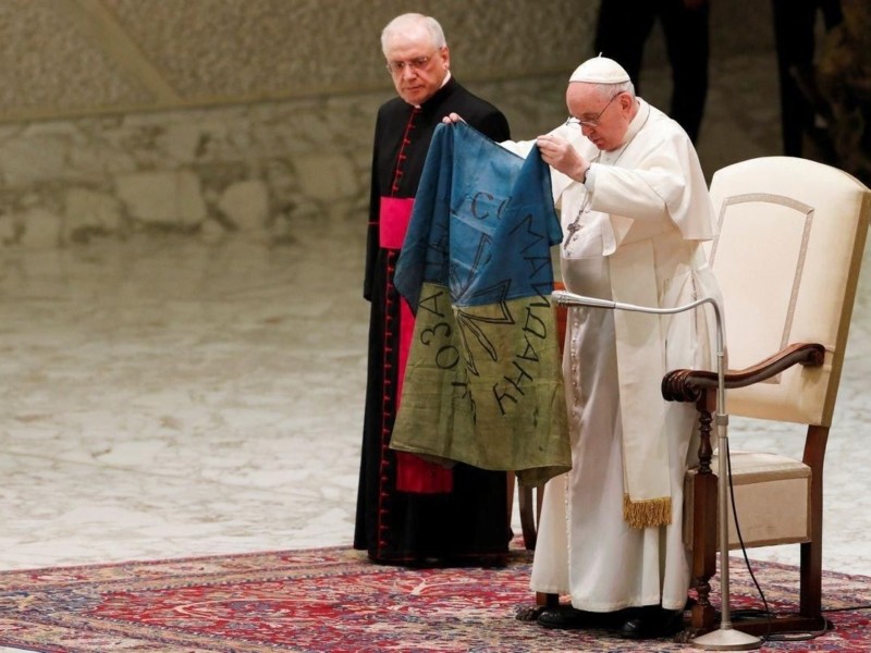 Папа Римський підняв український прапор “з мученицького міста – Бучі”
