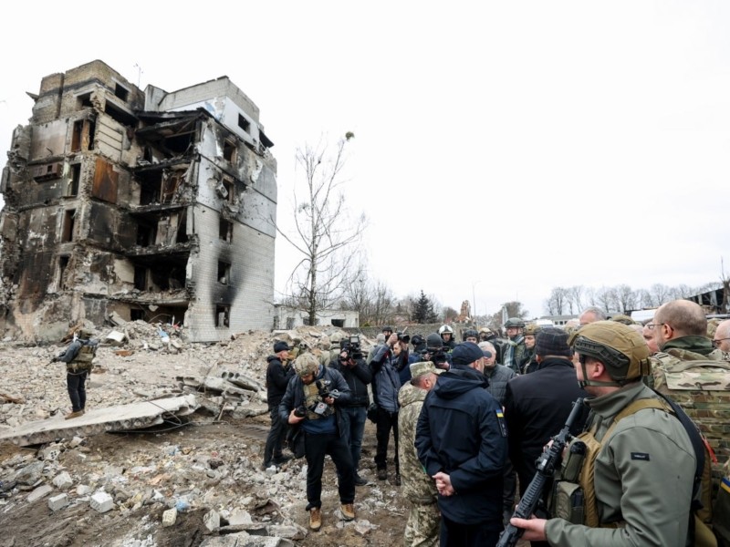 Президенти чотирьох країн відвідали розбомблену росією Бородянку (ФОТО)