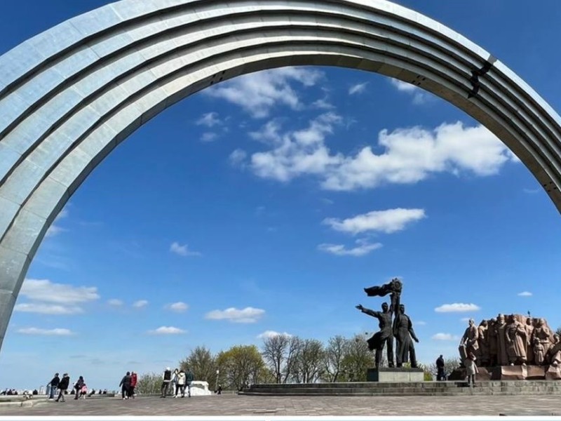В центрі Києва демонтують скульптуру робітників. Що буде з Аркою дружби народів