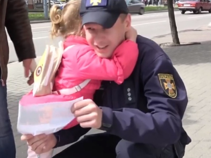 Мімімішність зашкалює: На Прикарпатті дівчинка з Київщини обійняла рятувальника