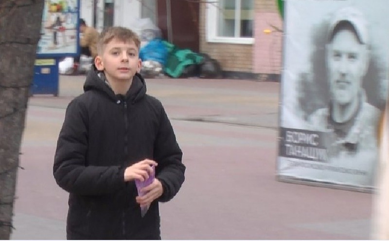 П’ятикласник з Київщини заробляє гроші для родини в евакуації