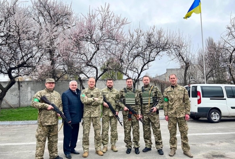 “Печерні розваги”: Українці обговорюють фото Шкарлета та Луцького у військовій формі зі зброєю