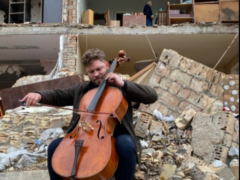 У Києві віолончеліст зіграв на руїнах зруйнованого будинку