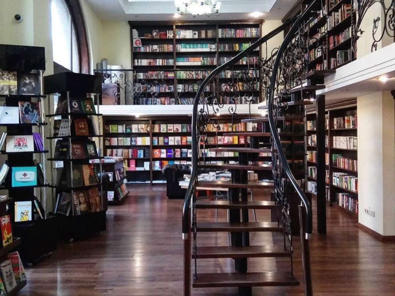 Муніципальна книгарня “Сяйво книги” відновлює роботу