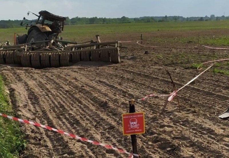 Біля Макарова трактор підірвався на вибухівці під час польових робіт