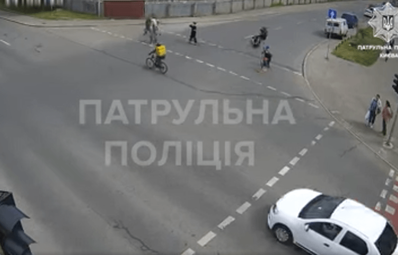 На Дарниці велосипедист на швидкості зніс чоловіка на переході