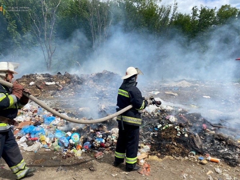 Горить трава і сміття: рятувальники Київщини ледь встигають гасити пожежі в екосистемах