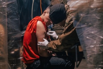 З відкритими ранами у повній антисанітарії: фото поранених захисників, що заблоковані на “Азовсталі”