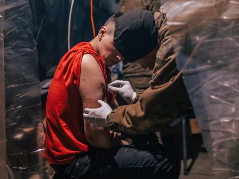 З відкритими ранами у повній антисанітарії: фото поранених захисників, що заблоковані на “Азовсталі”