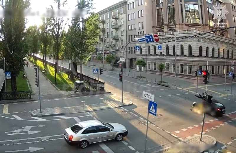 На бульварі Шевченка “самокатчик” влетів під Hyundai – відео