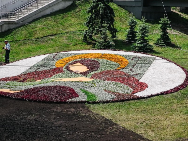 На Солом’янці створили квіткове панно із “Київською мадонною” з метро