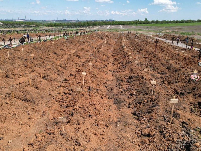 Жахи Маріуполя: окупанти складують у супермаркеті вимиті з могил тіла містян (ФОТО 18+)
