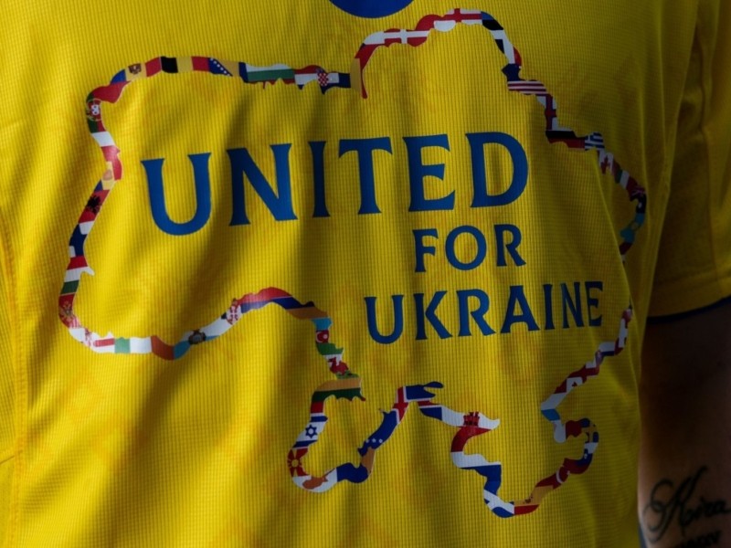 Для збірної України з футболу виготовили лімітовану серію футболок з написом “United for Ukraine”
