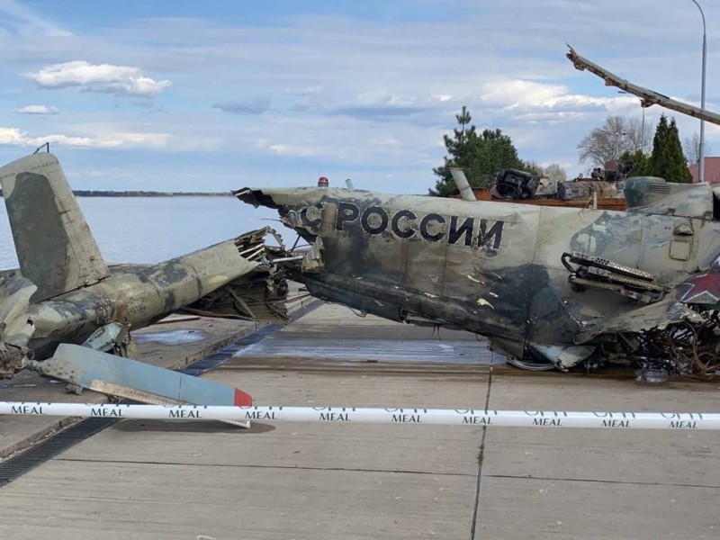 З водойми на Київщині виловили знищений гелікоптер окупантів Мі-35М