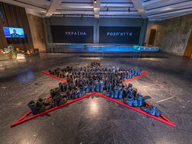 “Україна – розп’яття”: в Києві відкрилась перша в світі виставка про російсько-українську війну