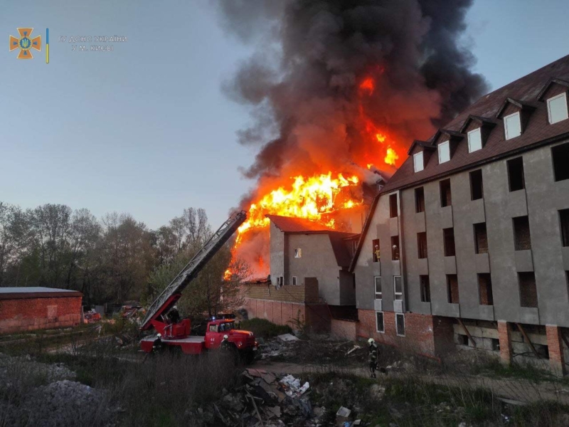 В Голосієві рано вранці вщент згорів готель, врятовано понад 100 осіб (ФОТО)