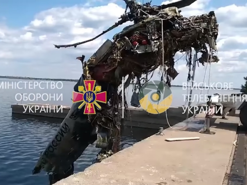 На Київщині з води підняли вертоліт з тілами двох пілотів-окупантів (ВІДЕО)