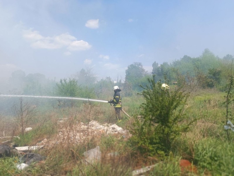 Масштабна пожежа у Дніпровському районі: палав гектар трави