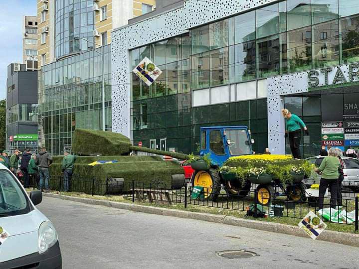 У столиці з’явиться клумба-мем як українські фермери тягнуть тракторами ворожі танки