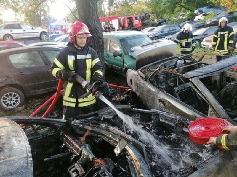 На штрафмайданчику в Києві згоріли одразу 7 автомобілів (ФОТО)