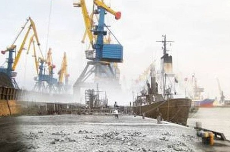 Після зерна пішов метал: рашисти розмінували частину порту Маріуполя для мародерства