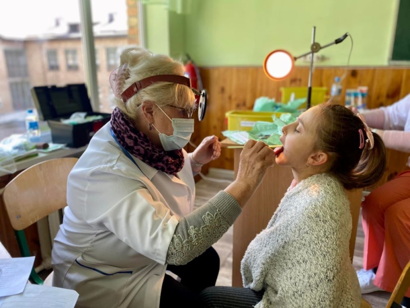Лікарі “Охматдиту” оглядають дітей у селах Київщині, які знаходилися під російською окупацією