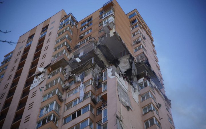 Мешканці пошкодженої ракетою багатоповерхівки в Києві самі збирають кошти на його відновлення