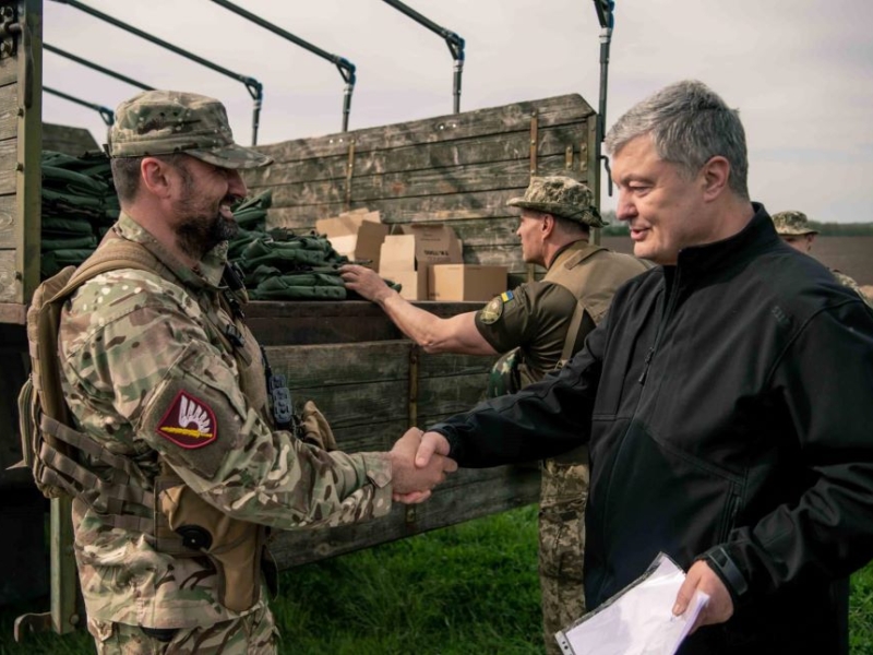 Порошенко передав до стрілецького батальйону ЗСУ комплекти зв’язку та військове спорядження