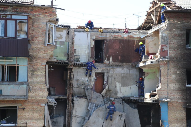 70 рятувальників розбирають завали у п’ятиповерхівці Горенки