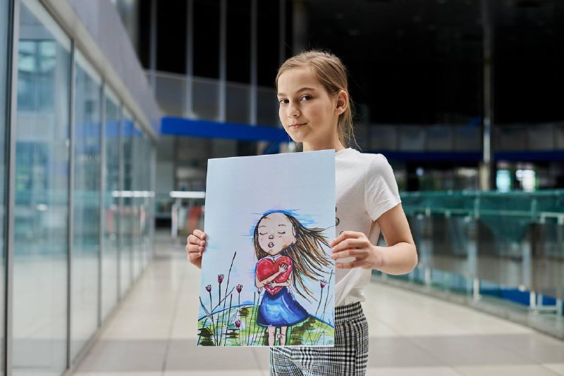 Малюнки 9-річної дівчинки з Харкова, яка пережила окупацію, побачать тисячі пасажирів на українських вокзалах