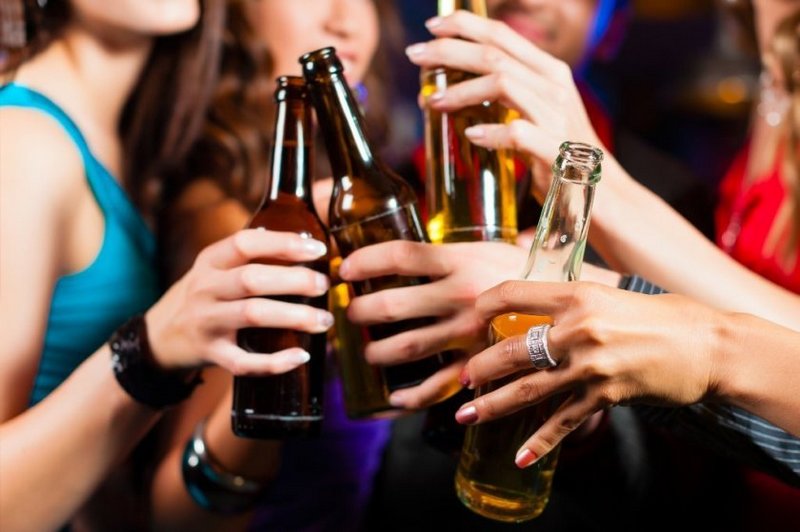У МОЗ розповіли, чому не варто вживати алкоголь, щоб зняти стрес