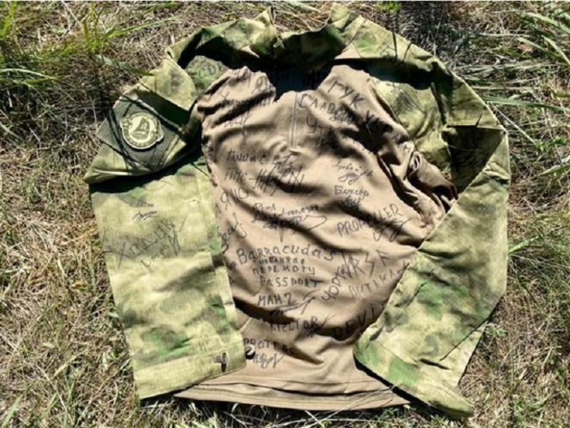 Зозуля виставив на аукціон тактичну сорочку з автографами бійців “Азова”