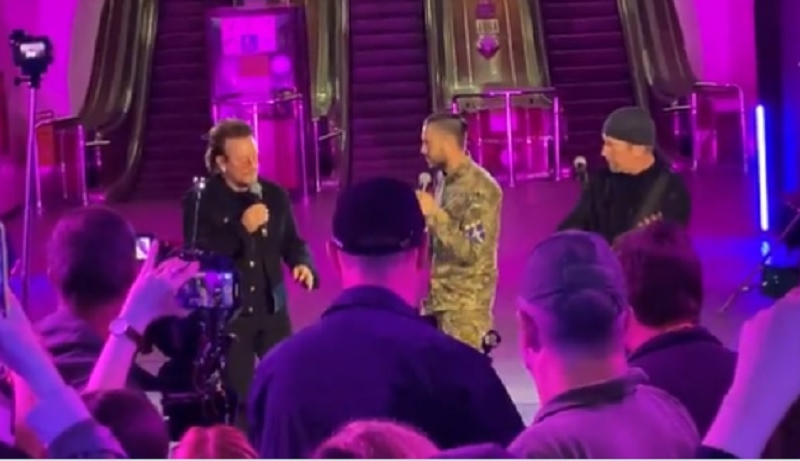 Лідери культового гурту U2 Боно та Едж виступили на станції метро “Хрещатик” у Києві