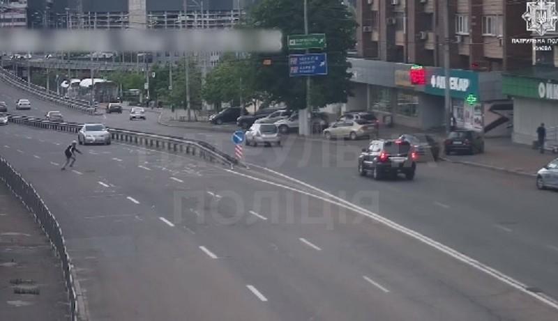 У Києві на проспекті Голосіївському легковик збив пішохода-порушника 