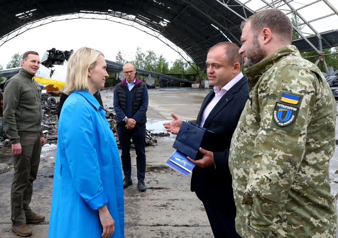 Новоприбула посол США відвідала зруйнований аеропорт Гостомеля