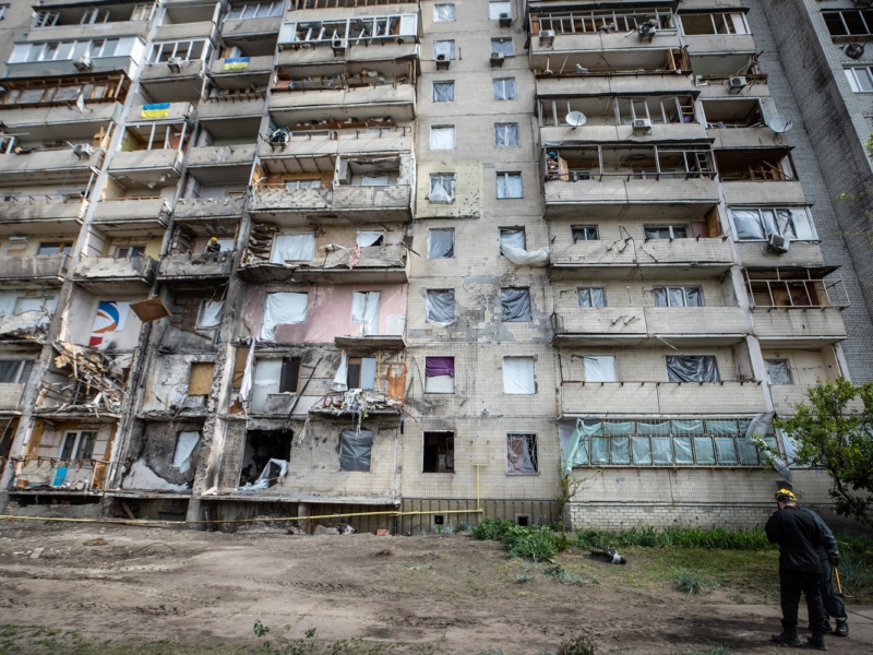 Руйнування через обстріли: в будинку Дарницького району триває демонтаж (ФОТО)