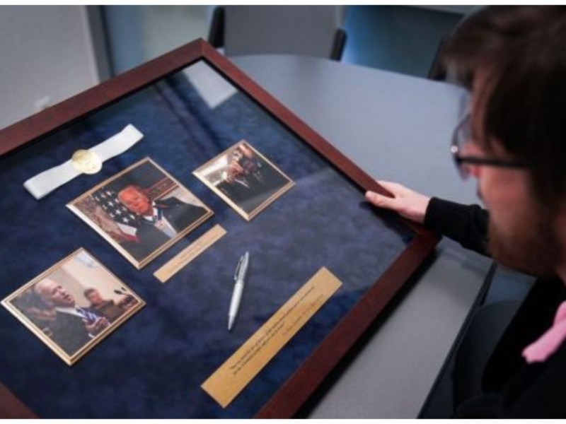 На аукціоні продали іменну ручку президента США Джо Байдена: гроші підуть на ЗСУ